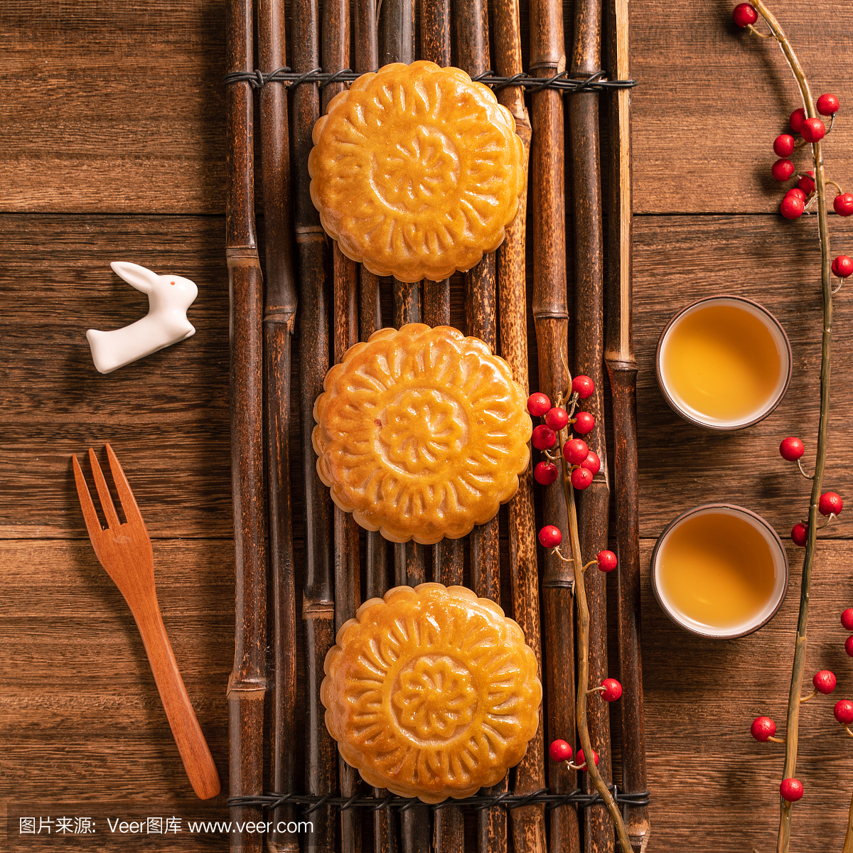 月饼桌设计-中国传统糕点与茶杯木制背景,中秋节概念,俯视图,平铺。